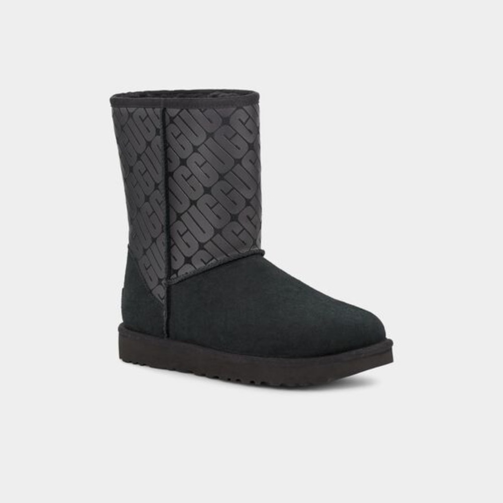 NEW UGG KIDS CLASSIC SHORT UGG LOGO